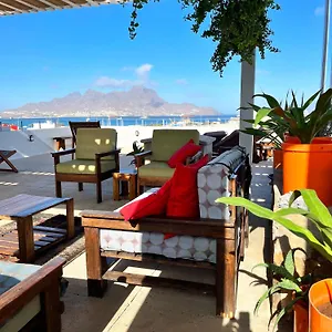 https://casa-de-poco-guest-house-and-gallery.cape-verdehotels.com